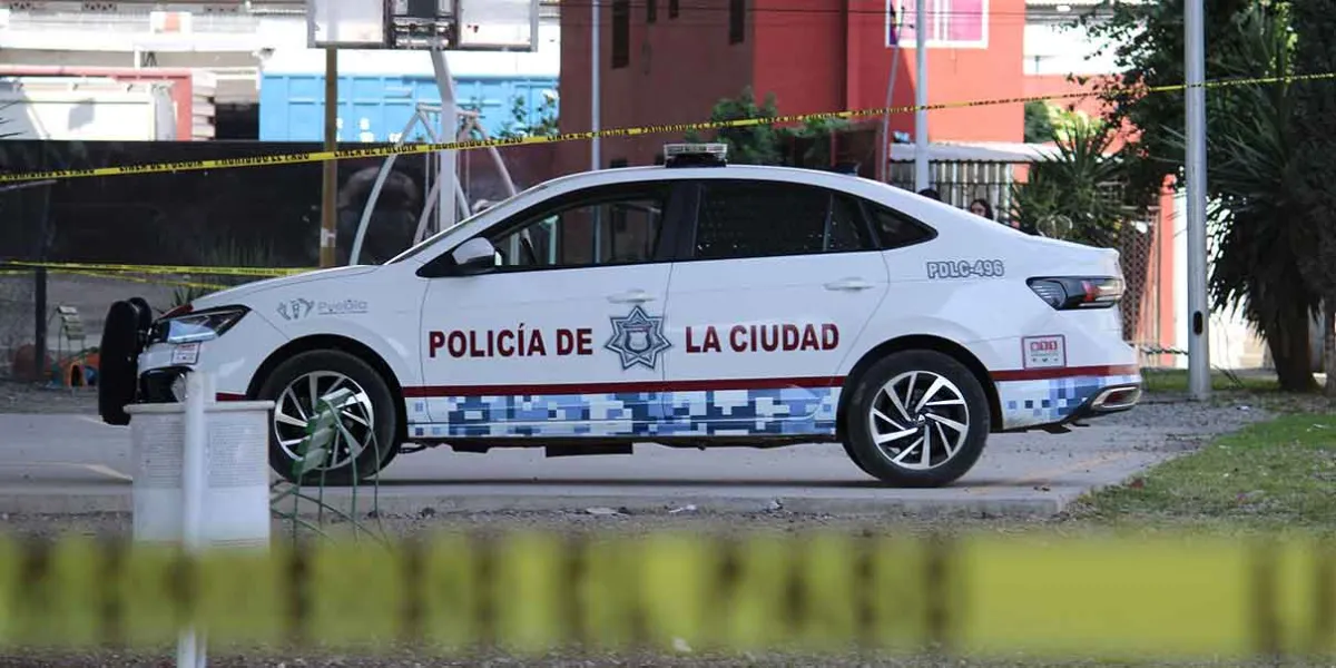 Asesinan a hombre con más de 10 balazos bajo el distribuidor vial de la Vía Corta en Puebla
