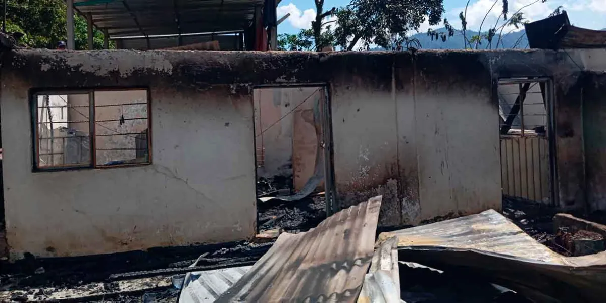 Incendio en Tlacuilotepec deja sin hogar a un campesino de 74 años; autoridades prometen apoyo total