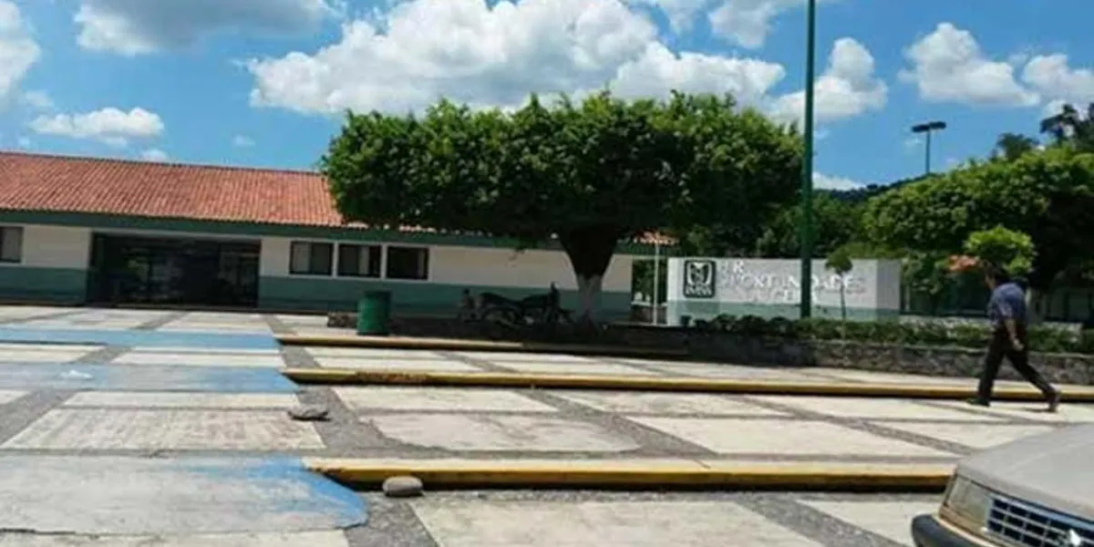 IMSS evacúa a pacientes de hospital inundado en Villa Ávila Camacho