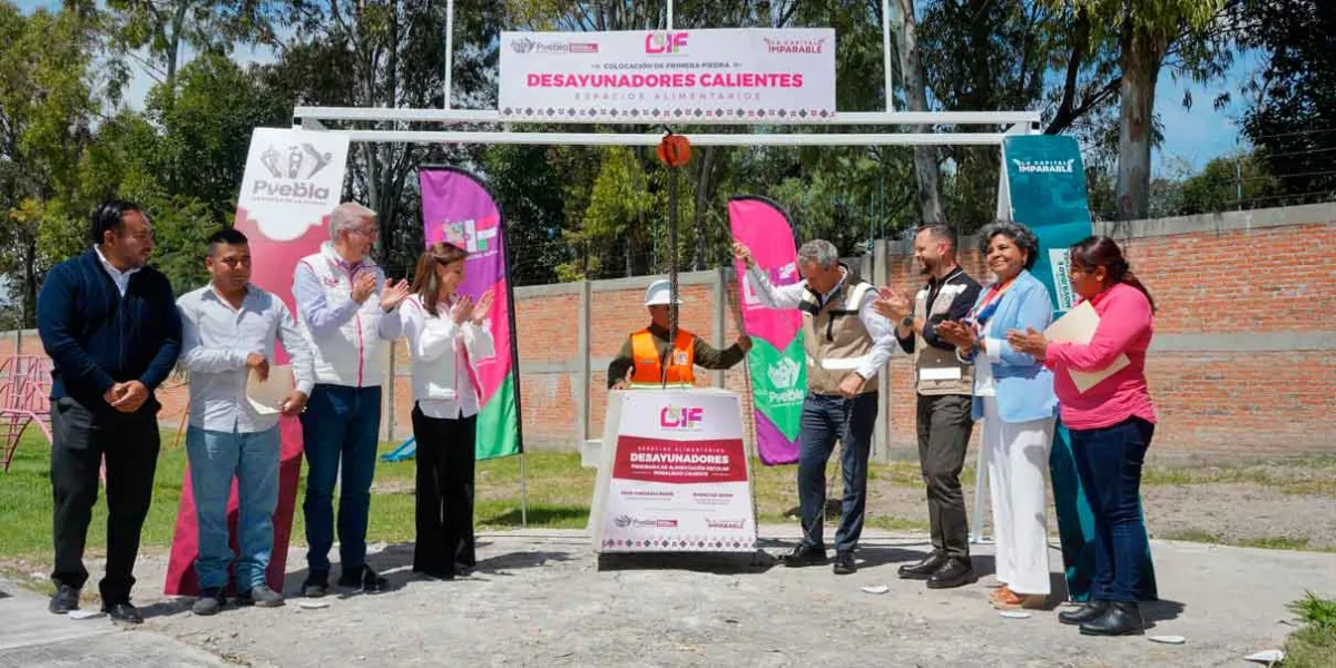 MariElise Budib y Pepe Chedraui colocan la primera piedra de desayunadores escolares transitorios