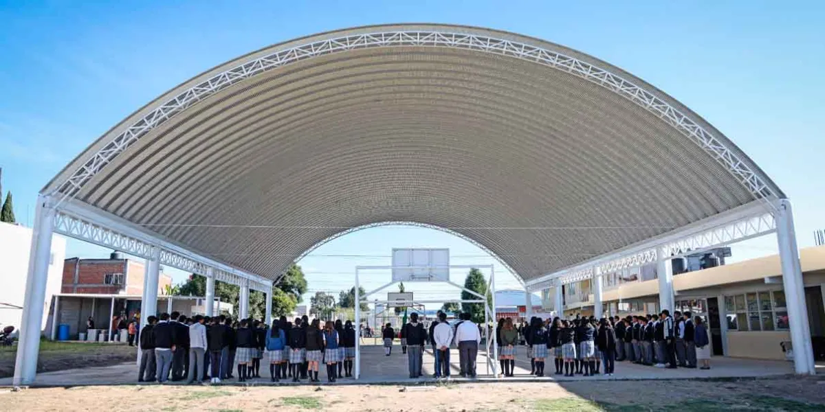Omar Muñoz inaugura arco techo del bachillerato “Forjadores de Puebla”