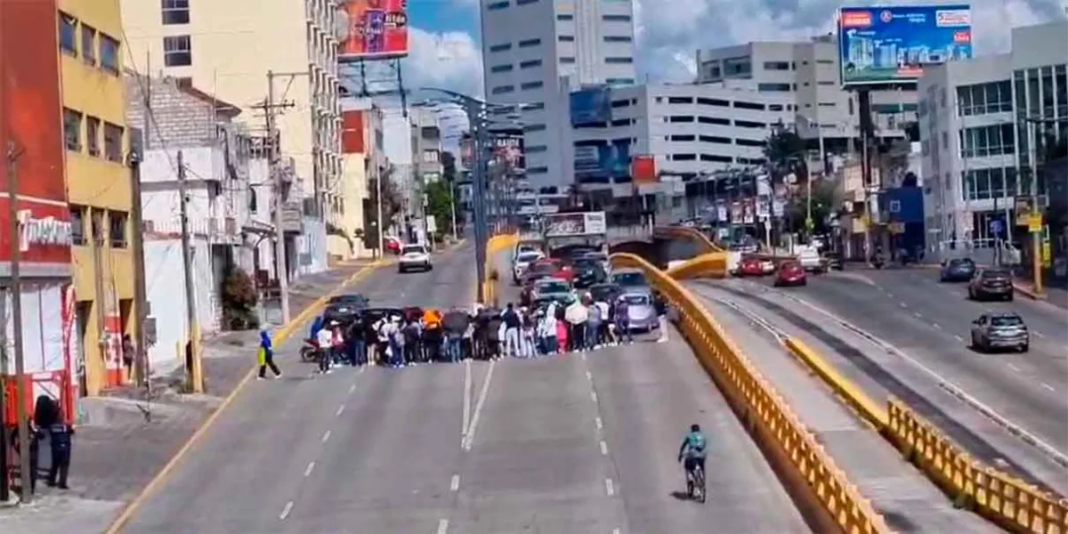 Protestan alumnos de la Universidad Cuauhtémoc; bloquean el bulevar Atlixco en Puebla