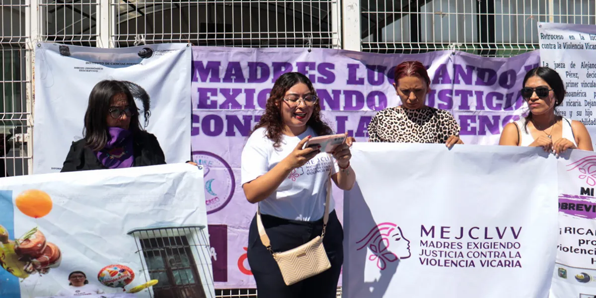 Andrea Lezama denuncia irregularidades y exige justicia frente al Centro de Justicia Penal de Puebla