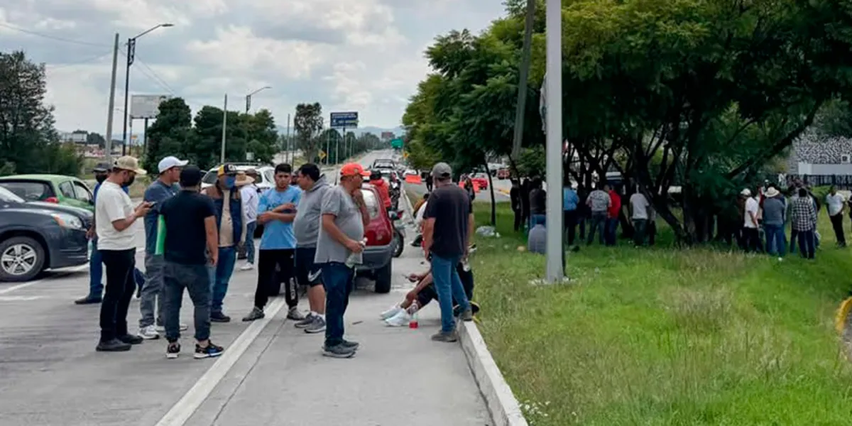 Dueños de autos chocolate bloquean el Periférico en Puebla por retención de vehículos