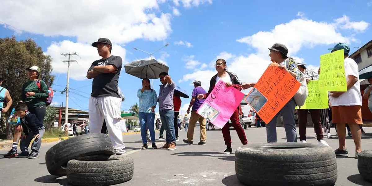 Vecinos cierran el Boulevard Valsequillo en Puebla; exigen reinstalar topes y mayor seguridad