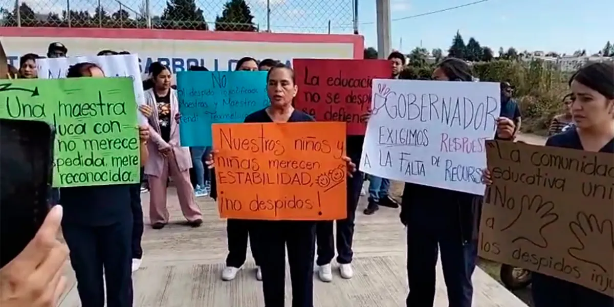Padres de familia bloquean autopista en Texmelucan por despidos en CENDI