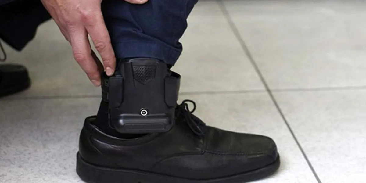Retirarán policías a reos en prisión domiciliaria, les dejarán un brazalete