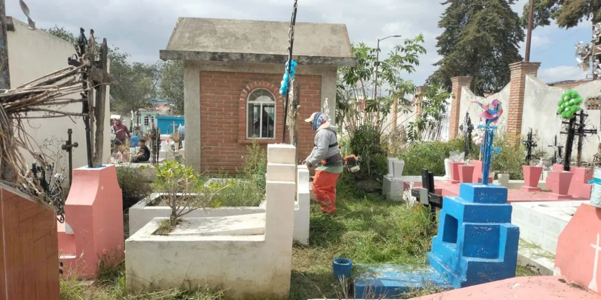 Serdán prepara su panteón para recibir a familias este Día de Muertos