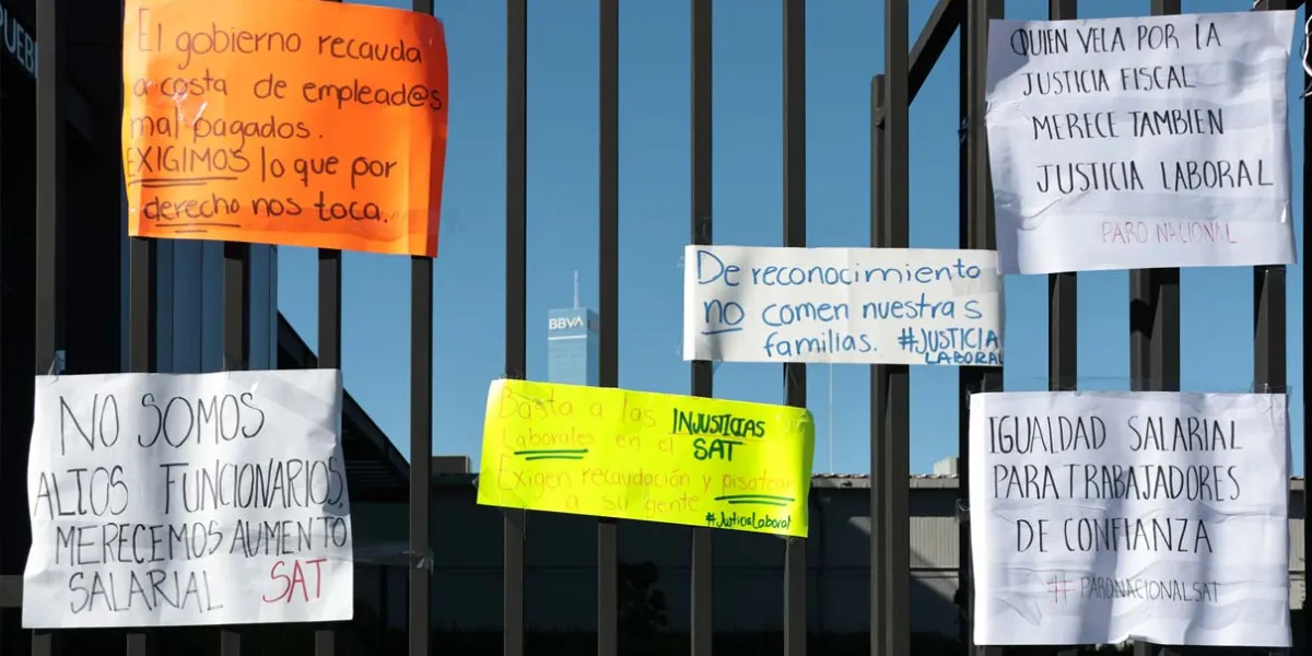 Trabajadores bloquearon el SAT Angelópolis por negarles incremento salarial