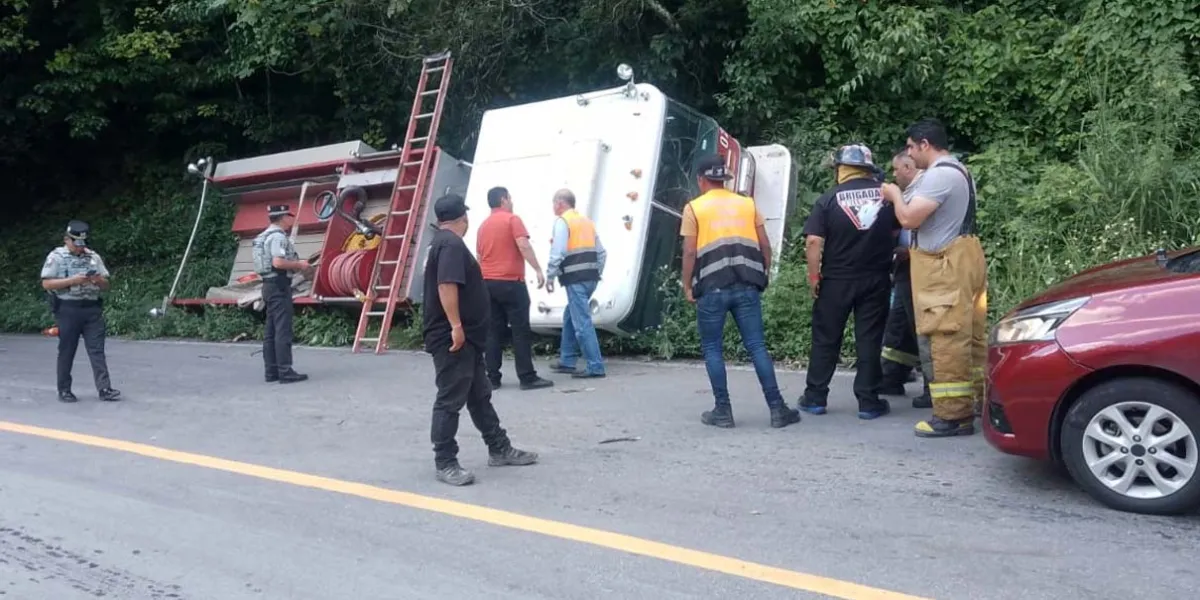Volcó camión de bomberos cuando acudían a siniestro en Venustiano Carranza