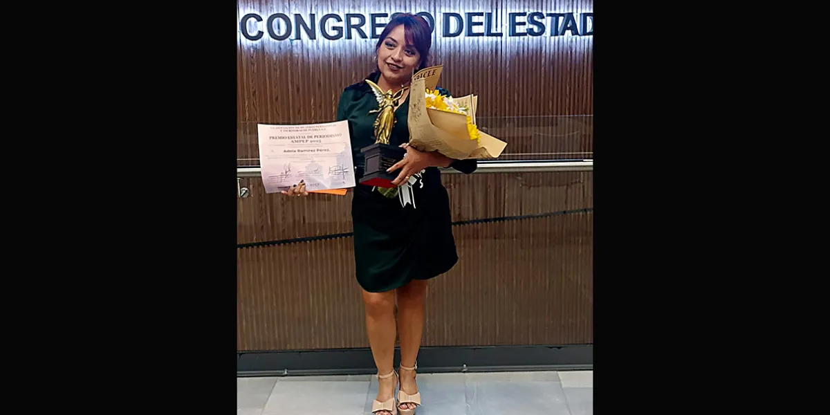 Adela Ramírez recibe el Premio Estatal de Periodismo 2025 en Puebla por su columna “Pienso, Luego Existo”