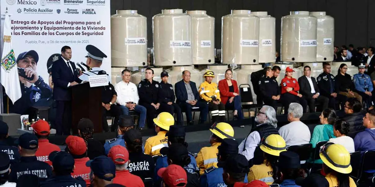 Armenta Mier entrega apoyos a policías de Puebla para mejorar sus viviendas