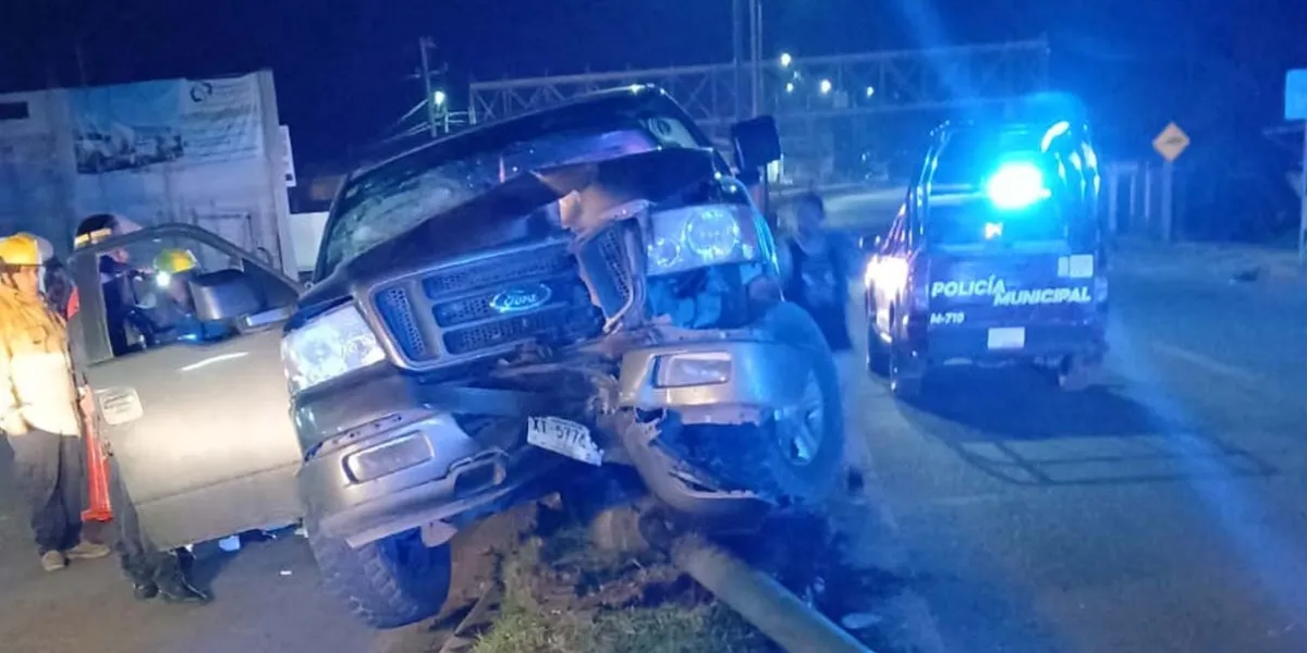 Camioneta derriba luminaria en Xicotepec y vehículo de valores se incendia en Venustiano Carranza