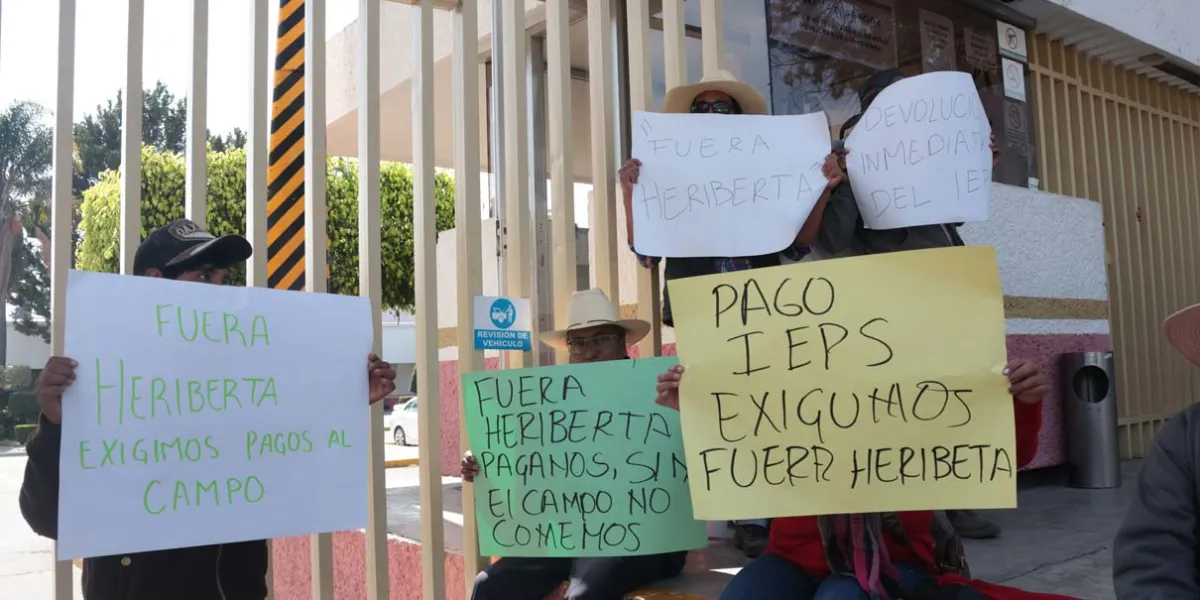 Campesinos vuelven a tomar oficinas del SAT; exigen pagos pendientes