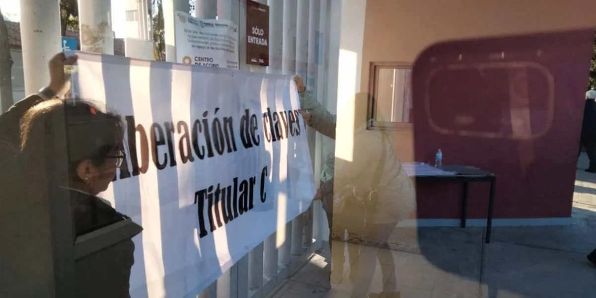 Docentes bloquean la SEP y la recta a Cholula, exigen plazas y "tiempos completos"