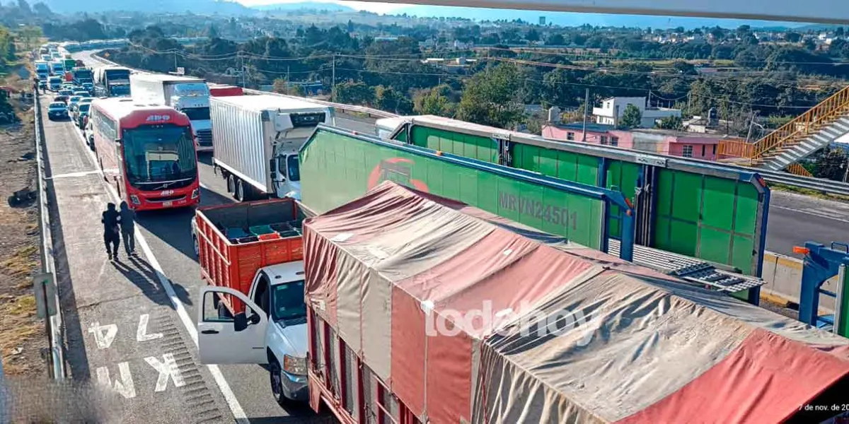 Ejidatarios bloquean la autopista México-Puebla por falta de pago millonario