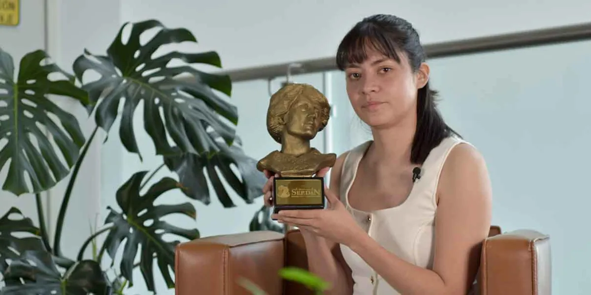 Sagrario Linares, estudiante de la BUAP, recibe el premio Carmen Serdán 2025 por su impulso a la ciencia