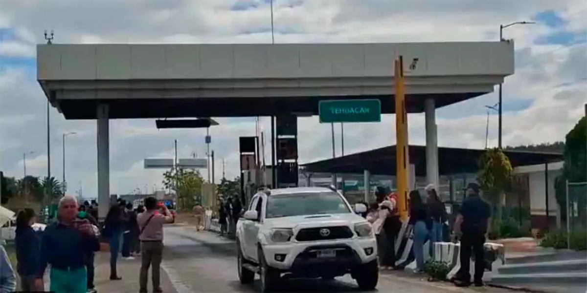 Estudiantes del Tecnológico de Tehuacán liberan caseta en protesta contra su director