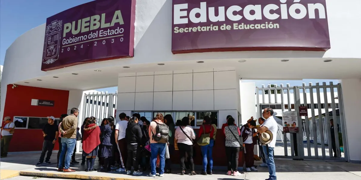Estudiantes y padres de familia exigen restitución de becas en Plantel Azteca Puebla