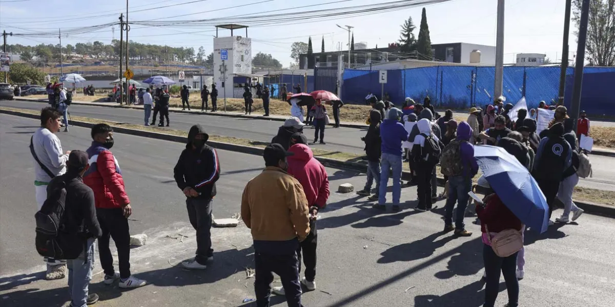 Familiares de internos del penal de San Miguel denuncian extorsión y tortura, bloquean carretera