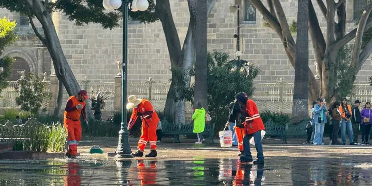 Comerciantes de Fuerza 2000 limpian calles del Centro Histórico de Puebla