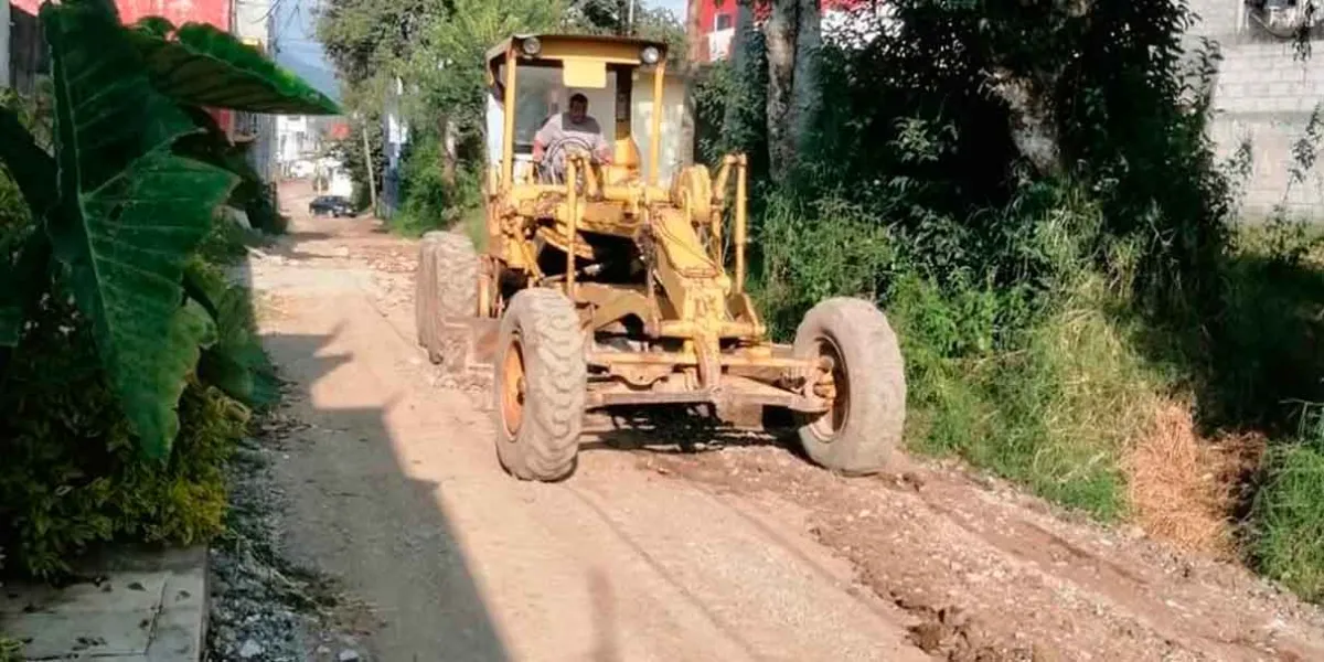 Mejoran calles de la colonia Zacamila, en Huauchinango