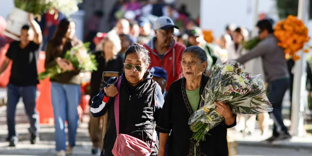 Poblanos saturan panteones de la capital al visitar a sus seres queridos 