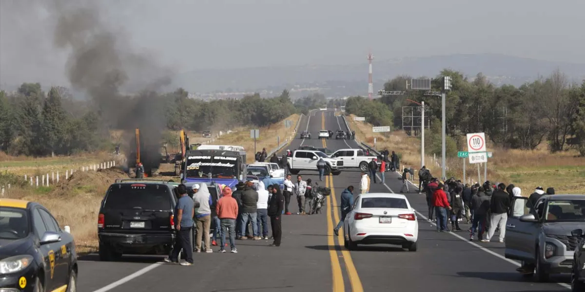 Queman maquinaria en pleito sindical y cierran la autopista Puebla–Tlaxcala