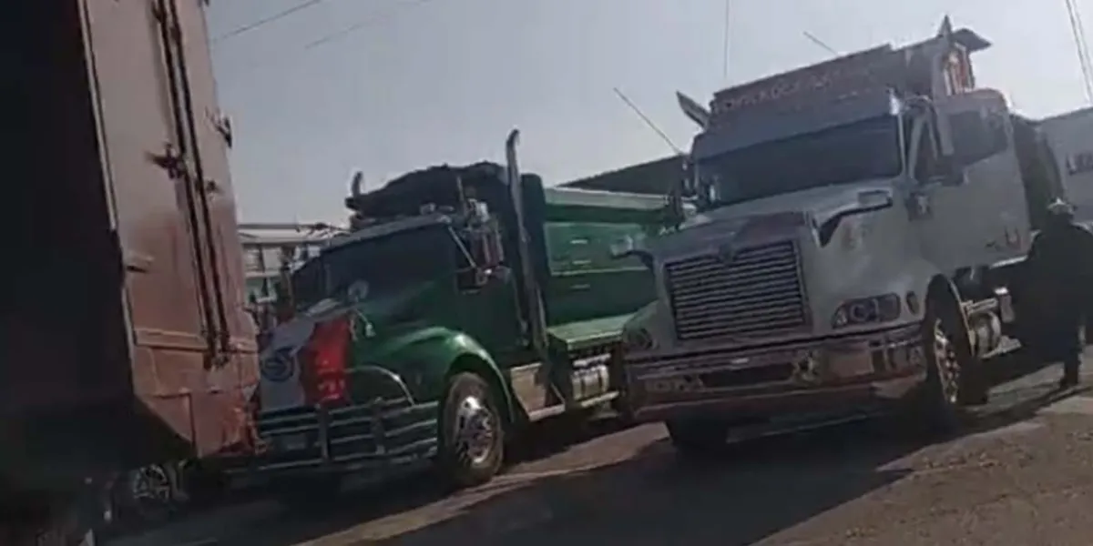 Agricultores de Tehuacán bloquean carretera en Zacatepec; alertan posible marcha a Puebla
