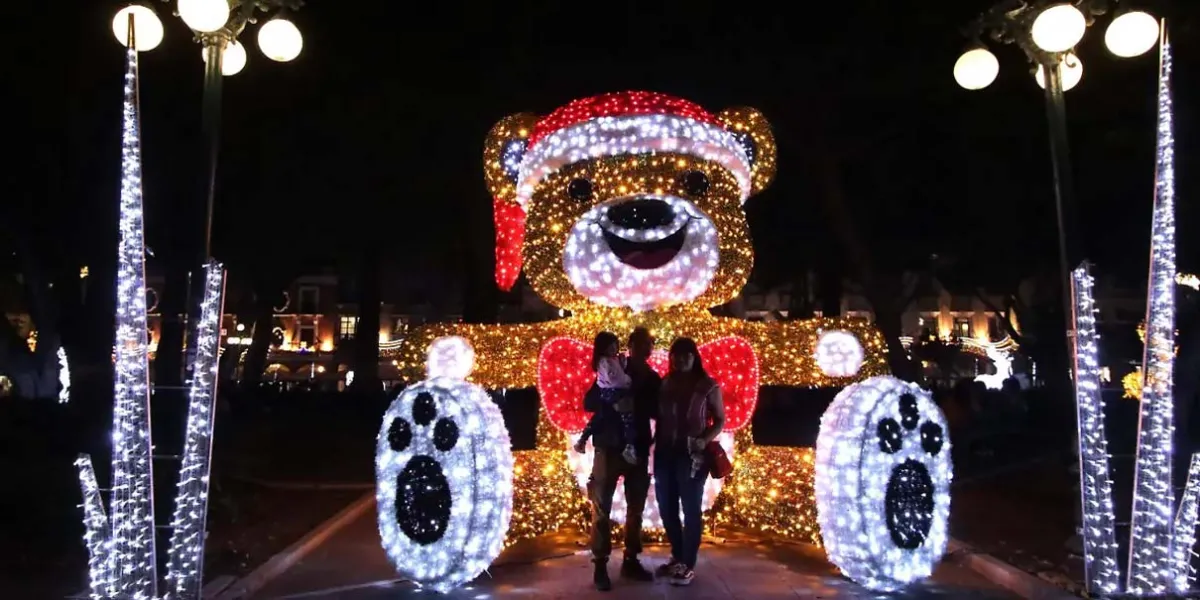 Blanca Mágica Navidad ilumina el Zócalo de Puebla con música y danza