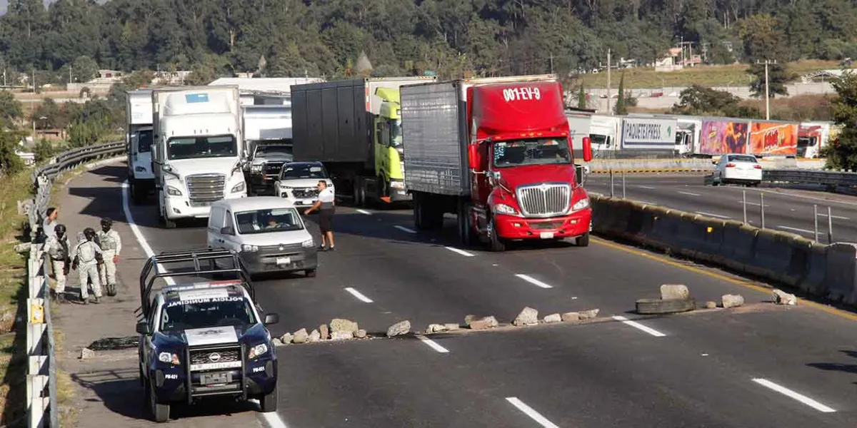 Bloqueos carreteros ponen en riesgo el transporte de mercancías en temporada decembrina: Canacar