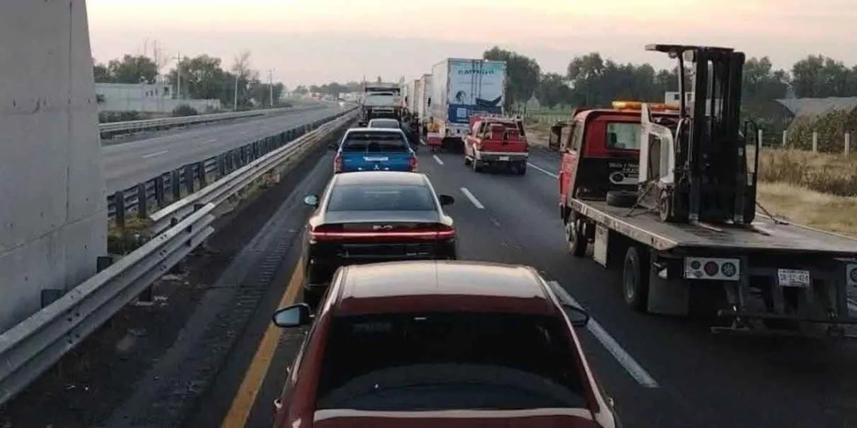 Bloqueo en Tecamachalco cumple 17 horas y afecta tránsito hacia Veracruz