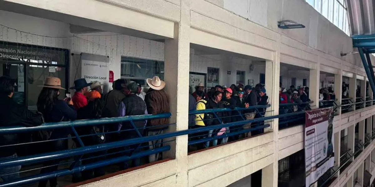 Campesinos toman oficinas de Conagua en Puebla y generan bloqueo vial en Plaza América