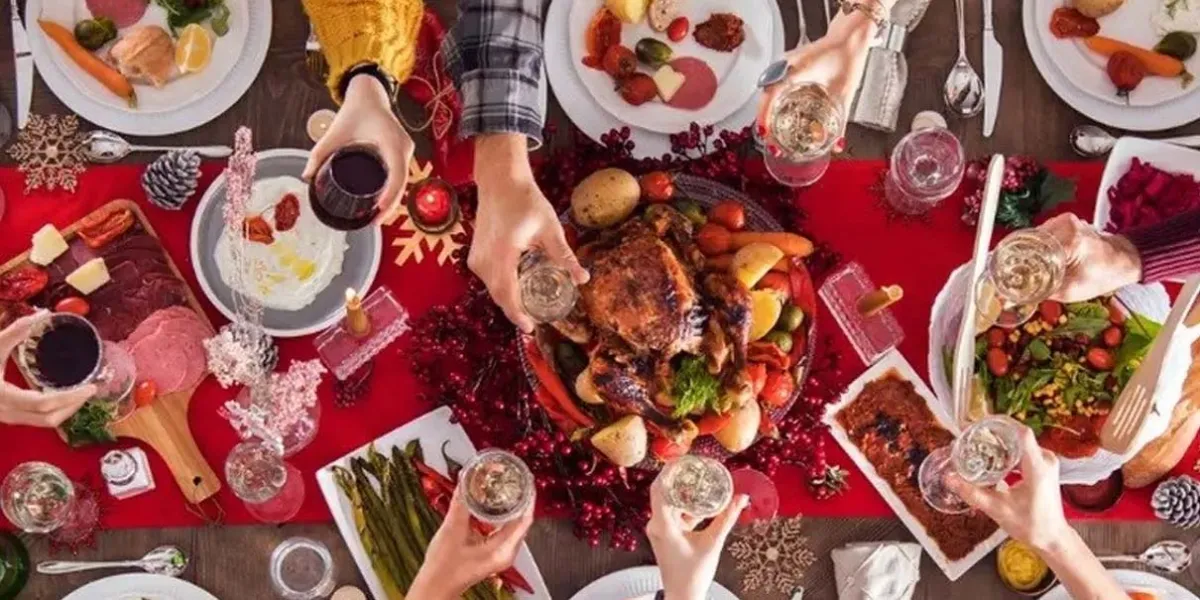 Cena navideña 2025 en Puebla: familias prevén gastar entre 2 y 4 mil pesos