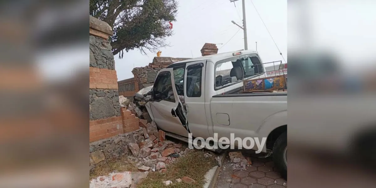 Camioneta se incrusta en un muro y deja dos lesionados en San Juan Atenco