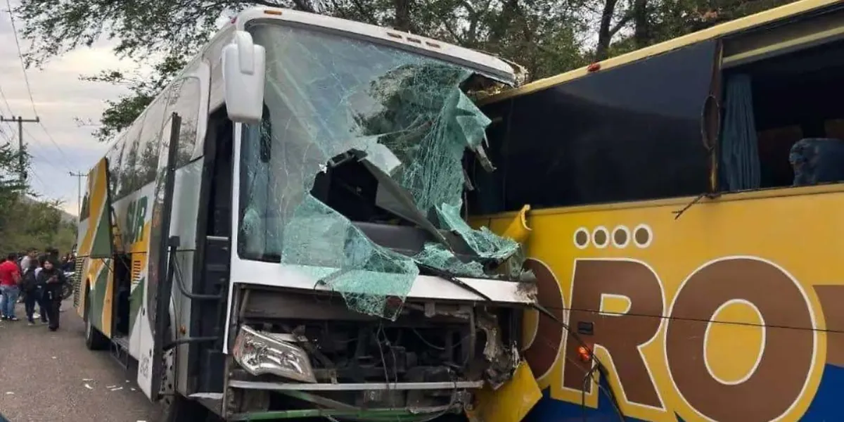 Choque frontal entre autobuses turísticos deja dos muertos en la carretera Tlapa-Puebla