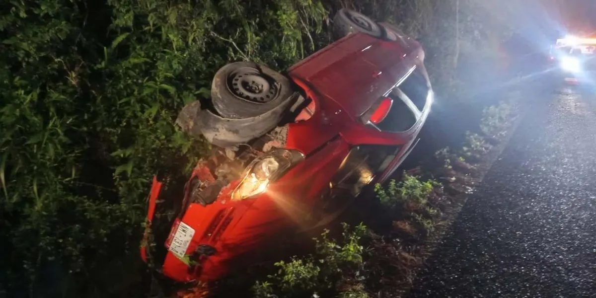 Esquiva piedras y termina volcado: accidente en tramo Puente de Necaxa–San Miguel Acuautla