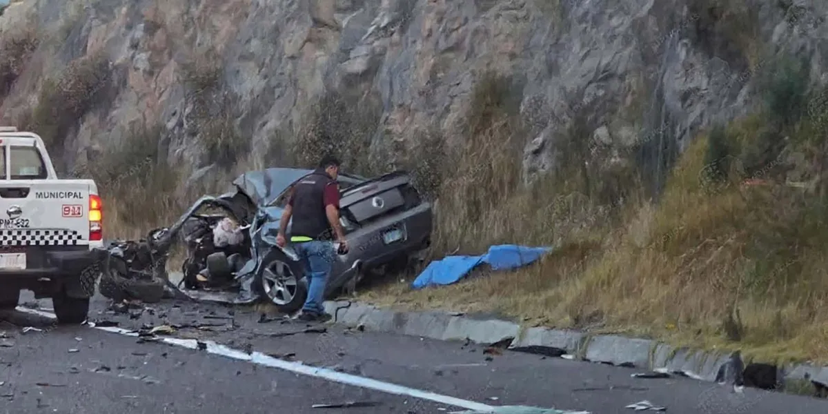 Auto se despedaza al chocar con tráiler en la Tlaxco-Tejocotal; deja una persona muerta