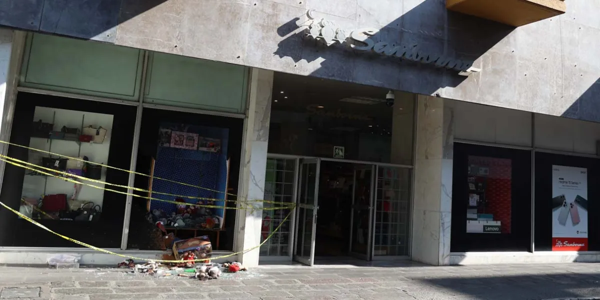 Otro cristalazo al Sanborns del Centro Histórico de Puebla