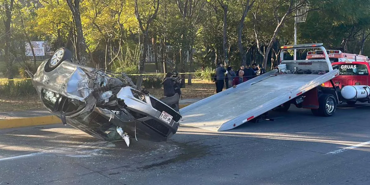Borracho al volante choca contra pipa de gas en el corazón de Puebla