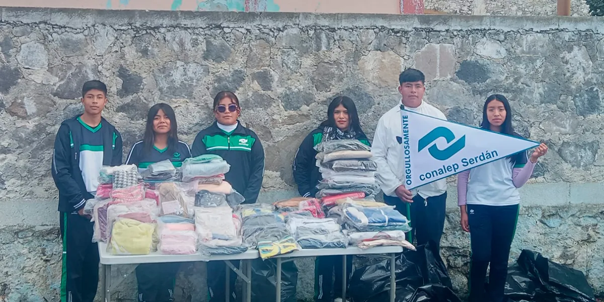 Estudiantes del Conalep entregan ropa abrigadora a familias de Canoas Altas
