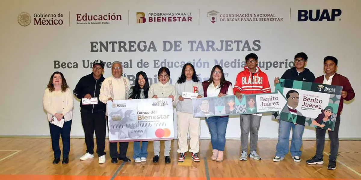 BUAP entrega 2,744 Becas Benito Juárez y destaca impulso a la educación de jóvenes poblanos