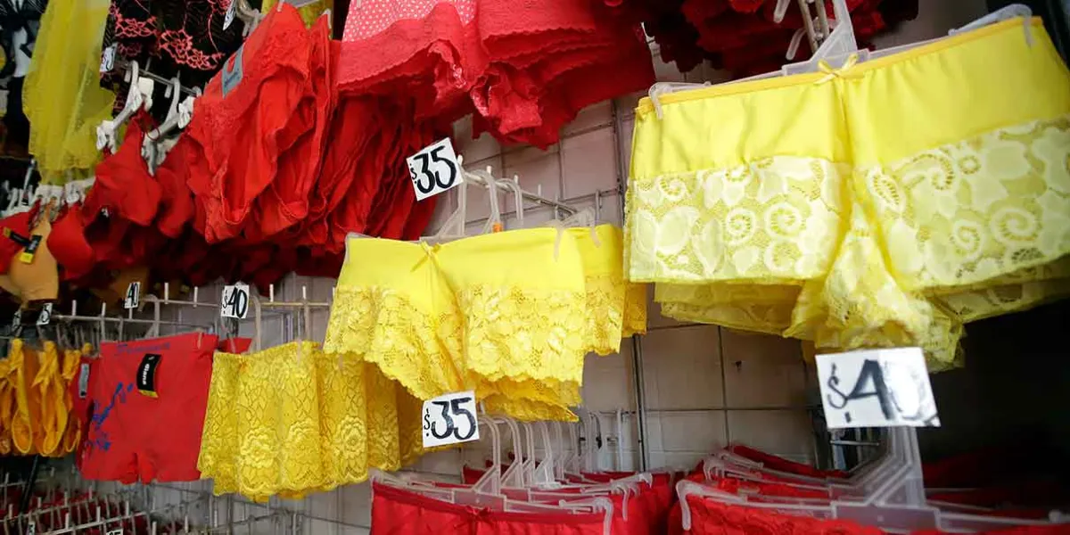 Venta de lencería roja y amarilla aumenta en Puebla por rituales de Año Nuevo