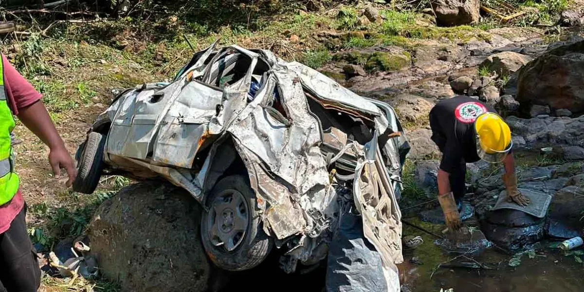 Vehículo cae 40 metros en puente Totolapa y muere una mujer en Huauchinango