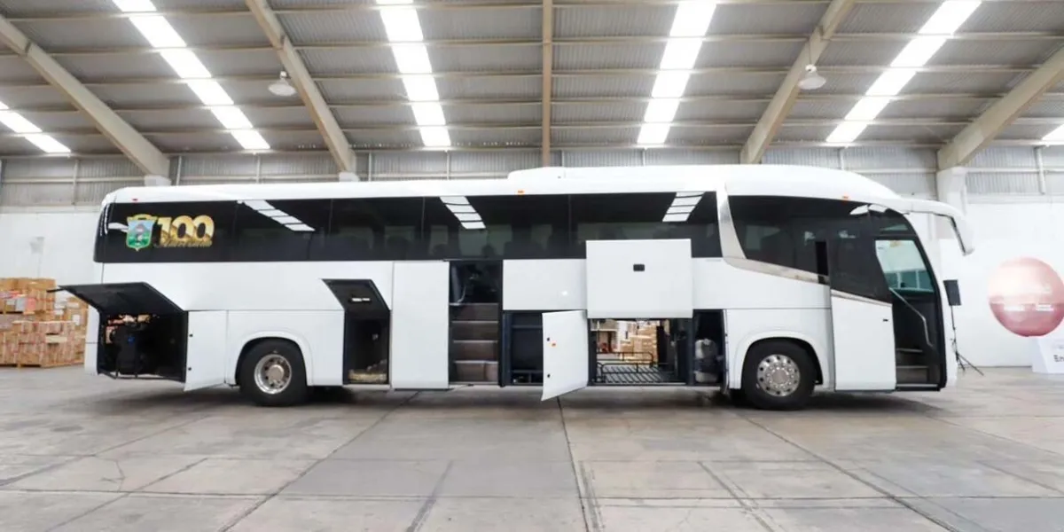 14 años después de solicitarlo, normalistas de Teteles recibieron autobús