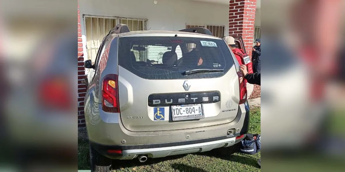 Camioneta se sale del camino y choca contra casa en Venustiano Carranza