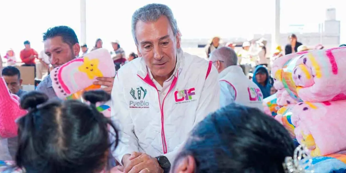 Entregan Pepe Chedraui y MariElise Budib cobertores en San Miguel Canoa