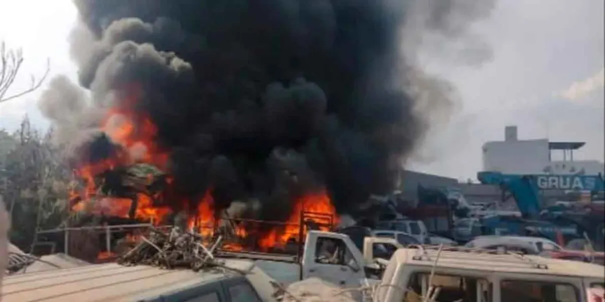 Incendio en corralón de Tehuacán deja al menos 10 vehículos dañados