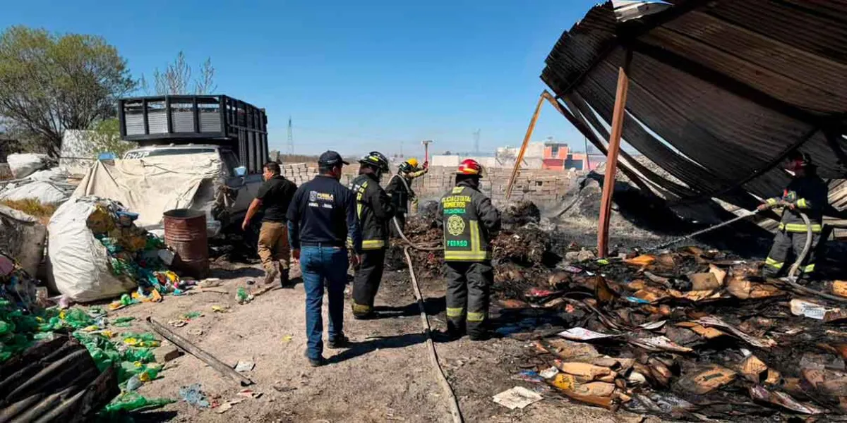 Bomberos de San José Chiapa sofocan incendio en recicladora de San Salvador El Seco