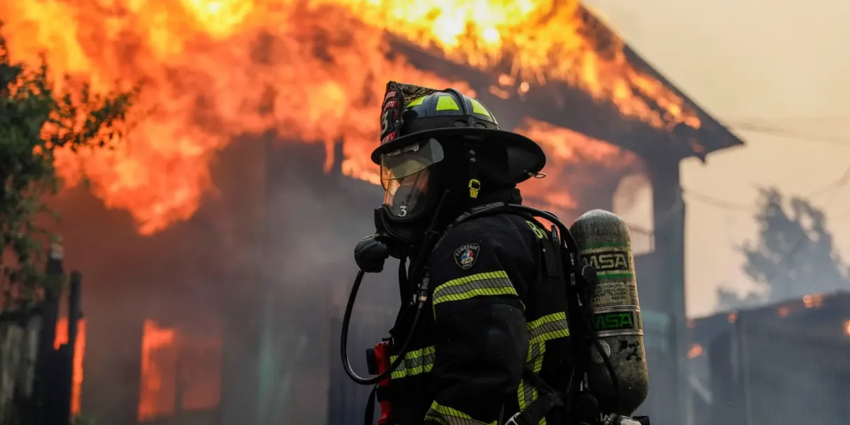 18 fallecidos y miles de evacuados por incendios fuera de control en Chile
